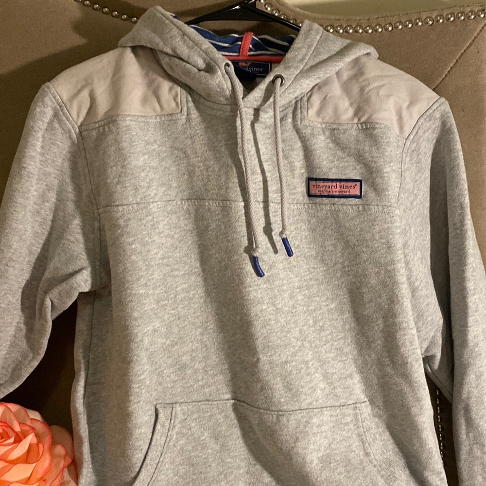VINEYARD VINES Women’s gray swearer in excellent condition